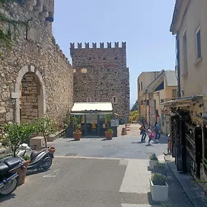https://khalisa-grazioso-appartamento-a-taormina.sicilyhotelsitaly.net